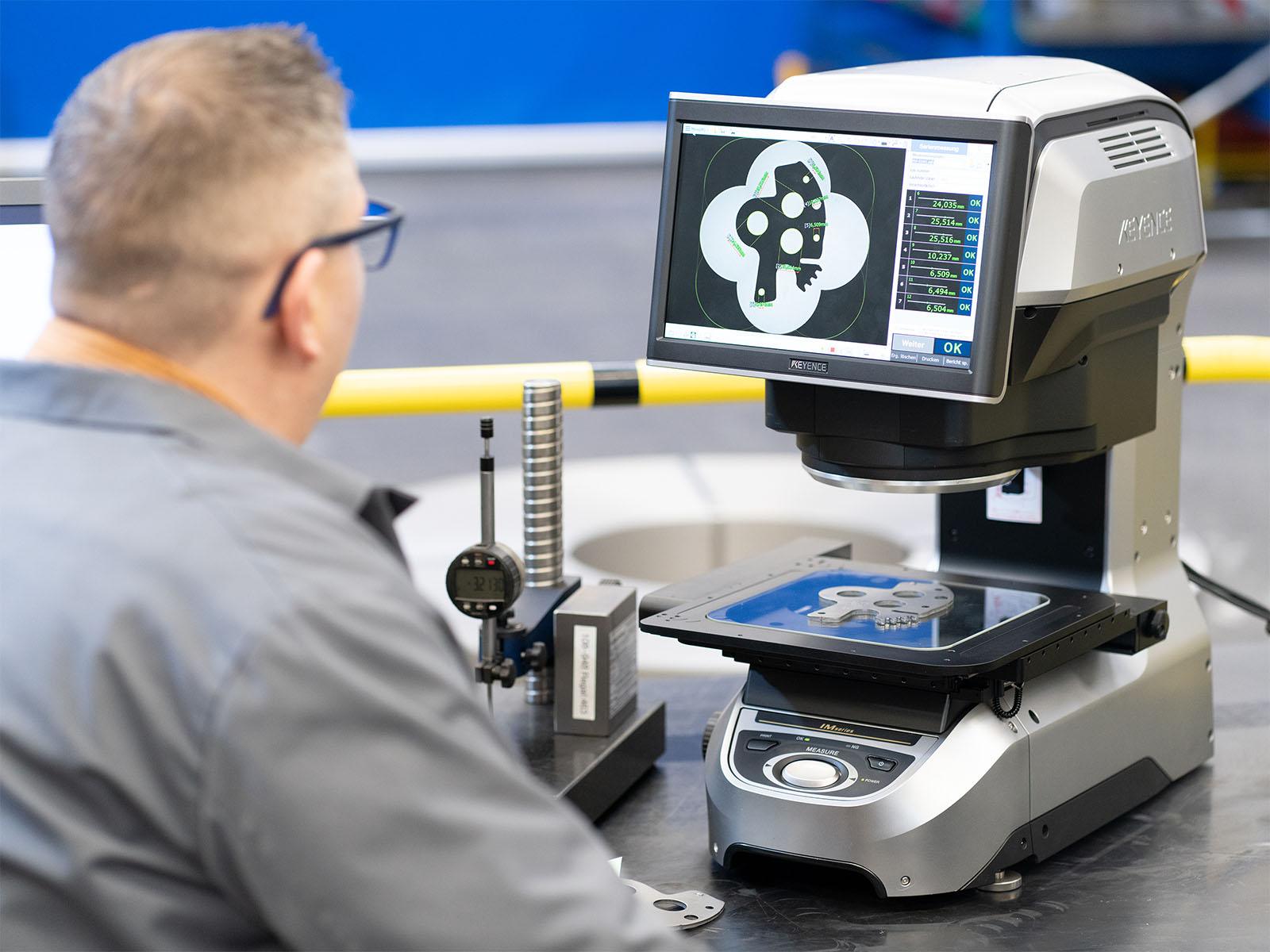 Ein Mitarbeiter von Schnüttgen in der Qualitätssicherung