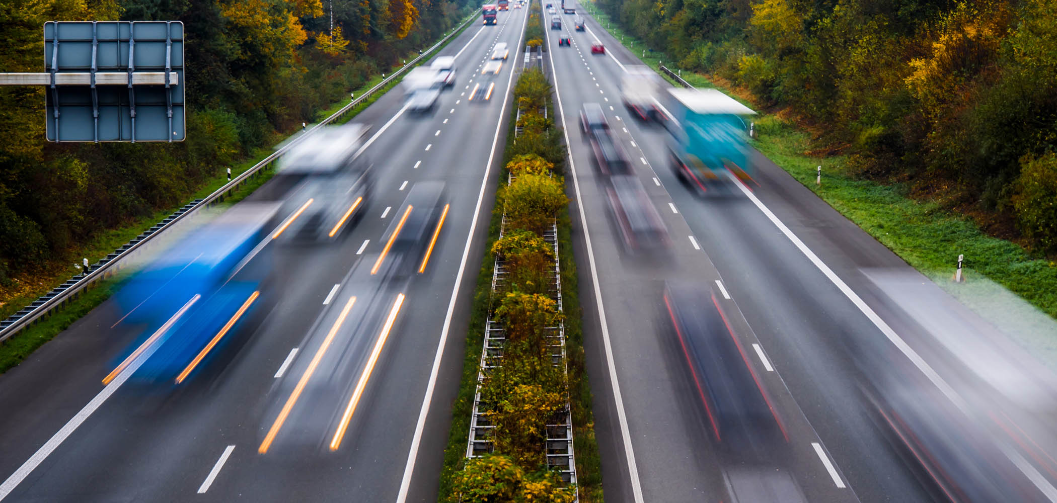 Automobile und Nutzfahrzeuge auf einer Autobahn