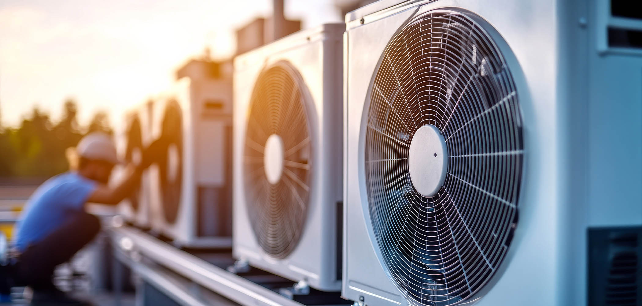 Klimatechnik auf einem Industriedach