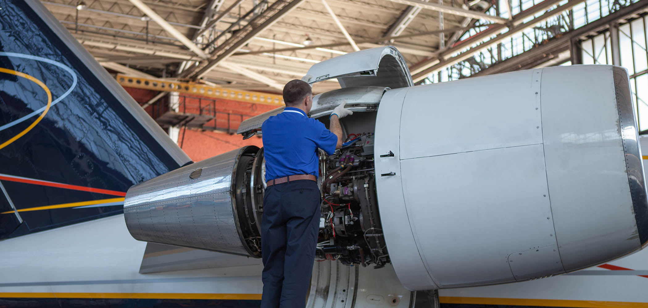 Luftfahrt Techniker in einem Hangar
