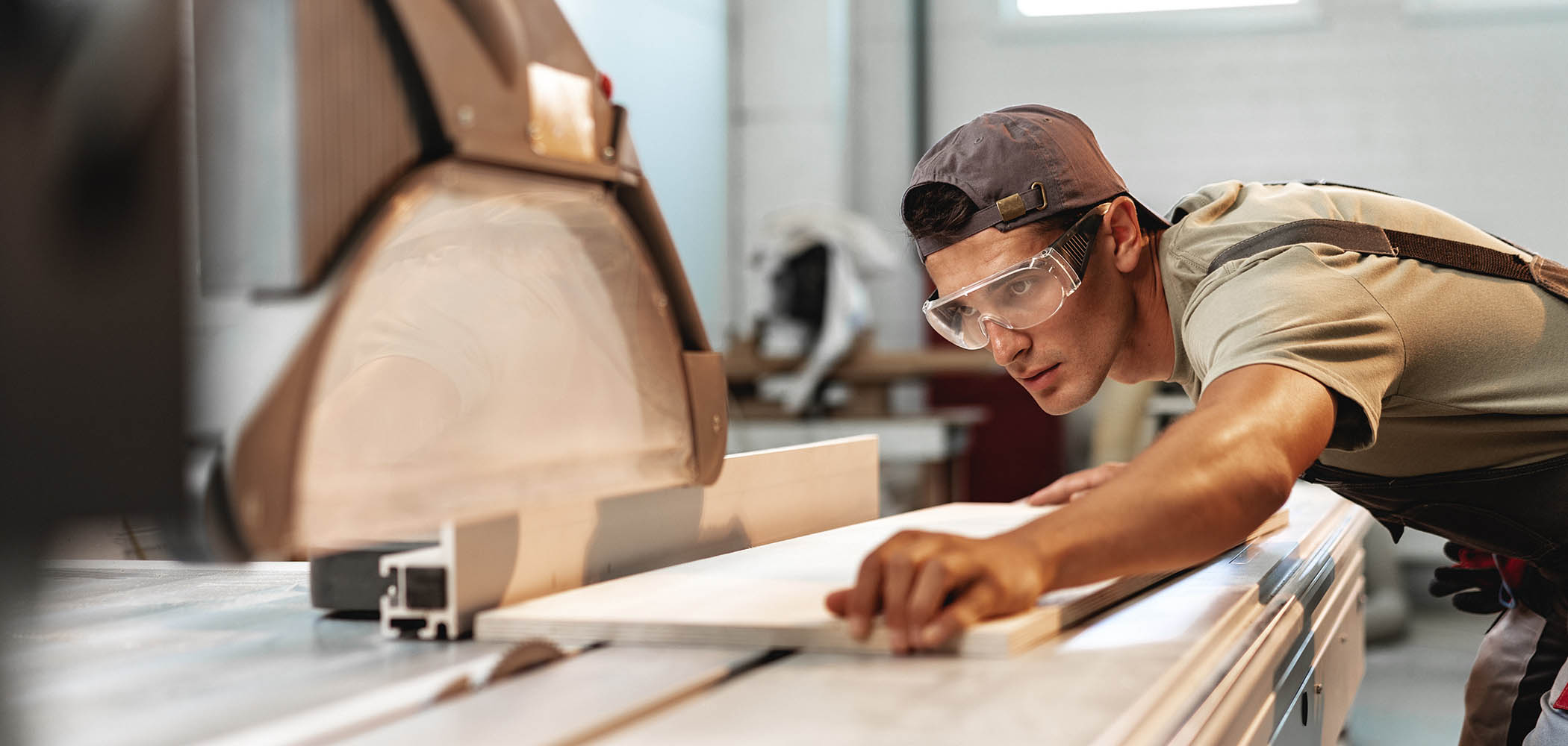 Arbeiter an einer Maschine Herstellung Möbel
