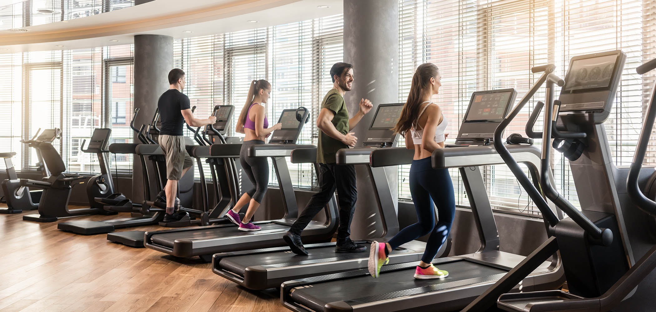 Sportgeräte in einem Fitnesscenter