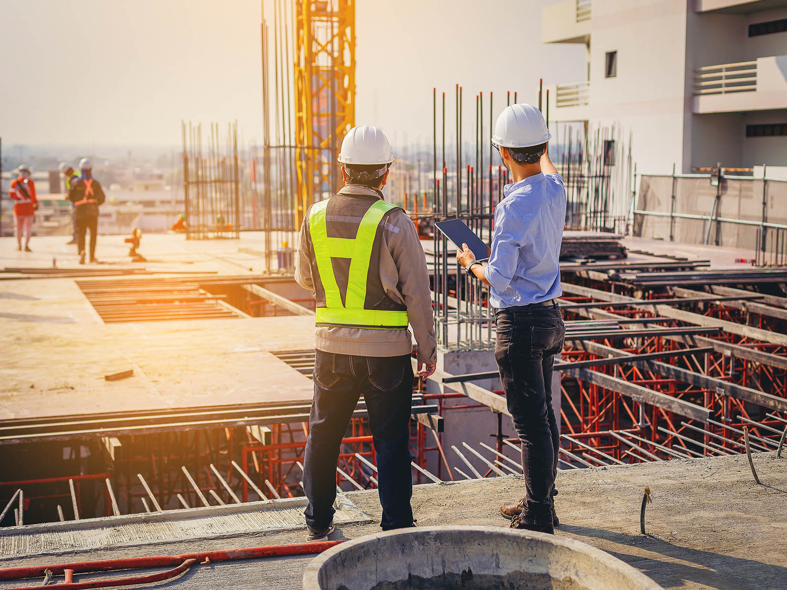 Bauingenieure überwachen den Infrastruktur Ausbau