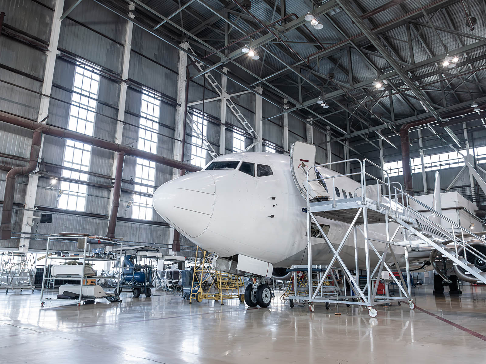 Luftfahrt Techniker arbeiten an einem Flugzeug im Hangar