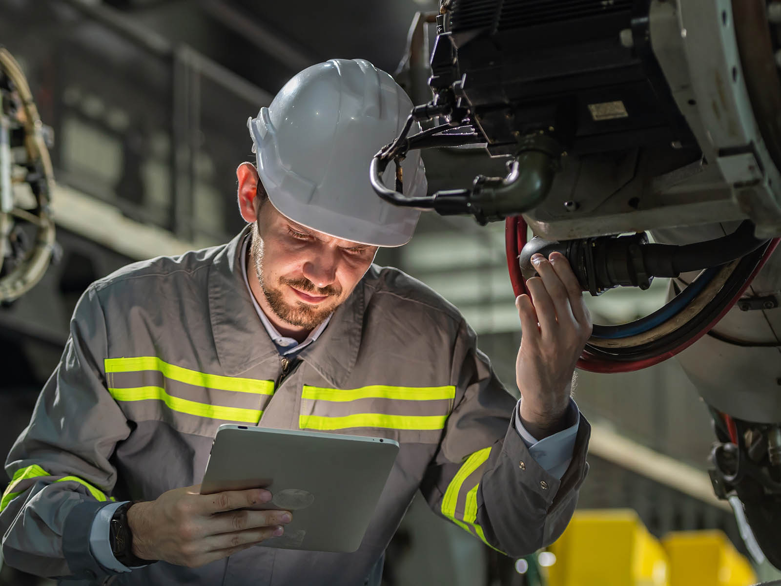 Ein Maschinen- und Anlagentechniker arbeitet im Maschinenbau