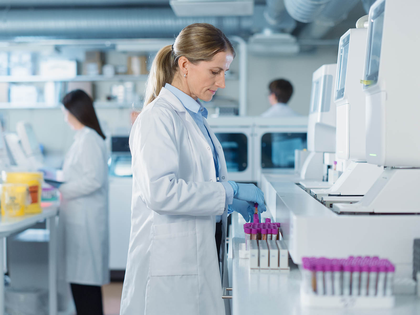 Eine Medizintechnikerin arbeitet mit Labortechnik im Hygienebereich