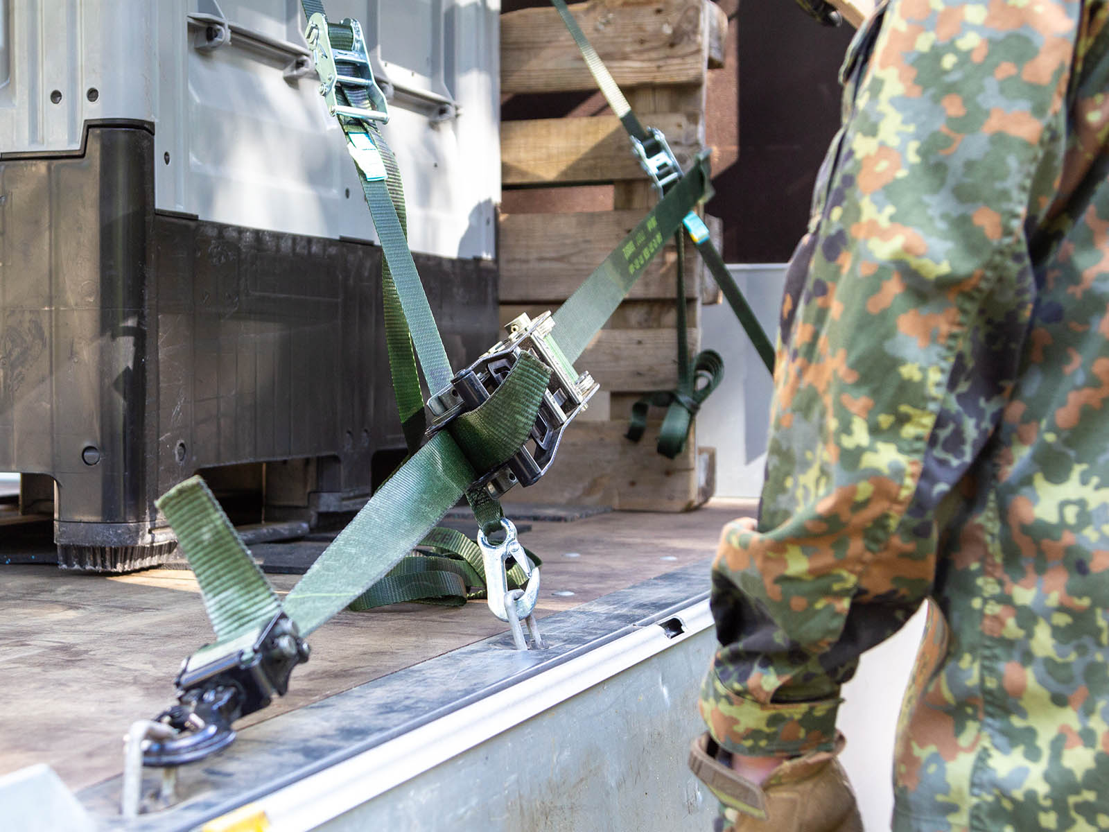 Militärtechnik wird mit Metall Halterungen an einem Militärfahrzeug befestigt