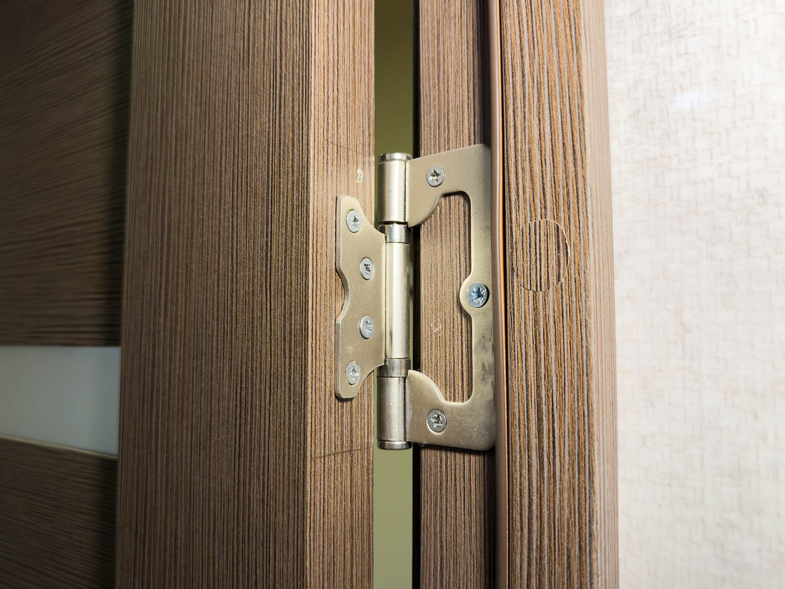 Detailansicht an einem Möbel mit Scharnierelement